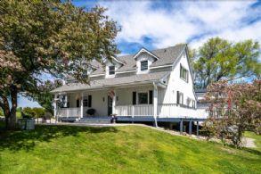 Farmhouse on the 8th Concession - Country Homes for sale and Luxury Real Estate in Caledon and King City including Horse Farms and Property for sale near Toronto