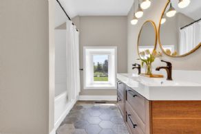 Upper Level Bathroom - Country homes for sale and luxury real estate including horse farms and property in the Caledon and King City areas near Toronto