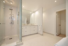 6-piece primary bathroom - Country homes for sale and luxury real estate including horse farms and property in the Caledon and King City areas near Toronto
