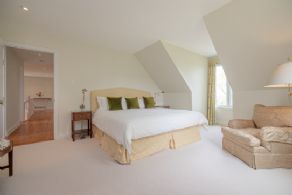 Guest bedroom - Country homes for sale and luxury real estate including horse farms and property in the Caledon and King City areas near Toronto